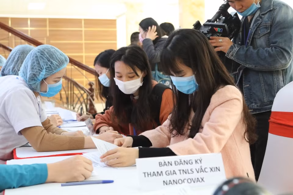 Second Vietnam-produced COVID-19 vaccine to begin human trials soon ảnh 1