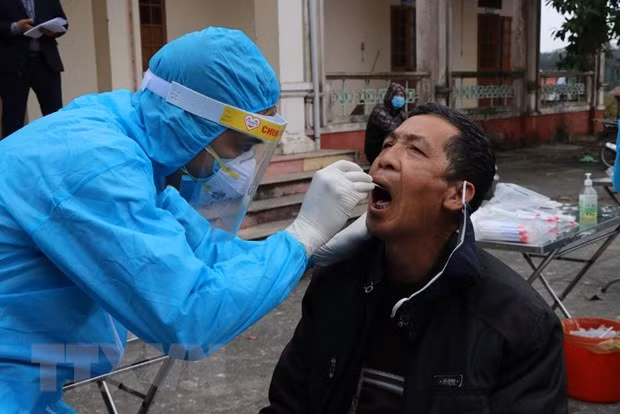 Quang Ninh receives 10,000 COVID-19 testing kits from SunGroup ảnh 1