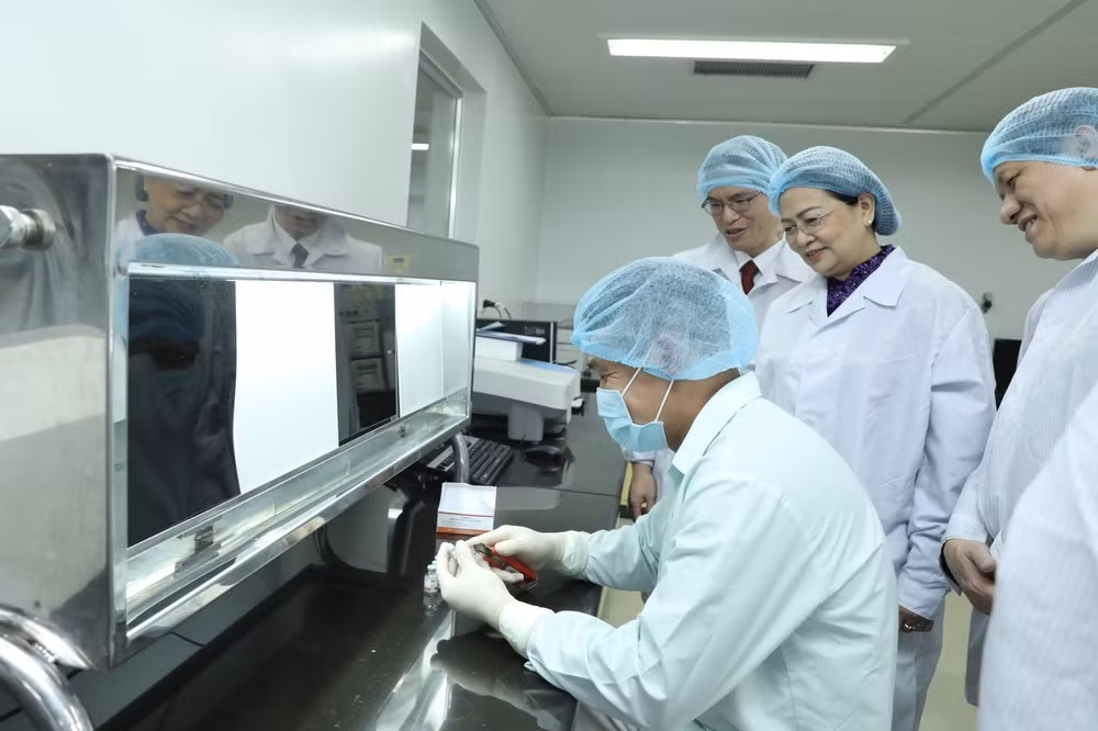 80-year-old vaccine researcher honoured with Hero of Labour title ảnh 3
