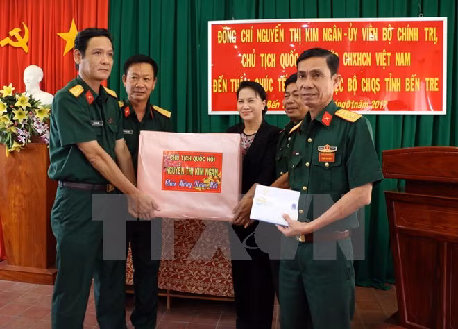 NA, State leaders pay Tet visits to disadvantaged people ảnh 1