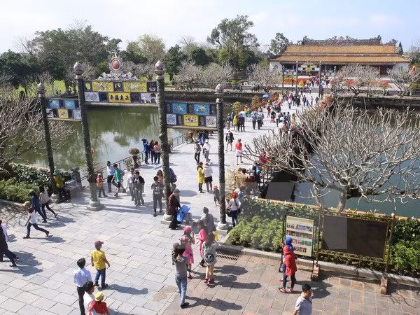 Hue imperial relic site lures thousands of visitors on holiday ảnh 1 Hue imperial relic site lures thousands of visitors on holiday ảnh 1
