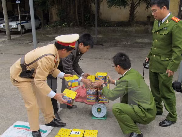 Tay Ninh: Cross-border cracker smuggling increases in run-up to Tet ảnh 1