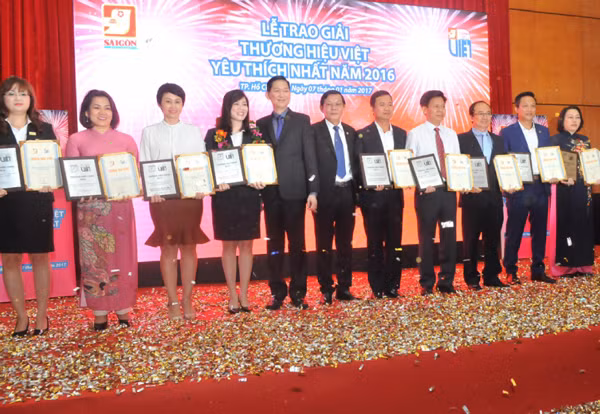30 firms win top-brand award ảnh 1