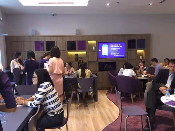 As Vietnam banks digitise, customer service key ảnh 1