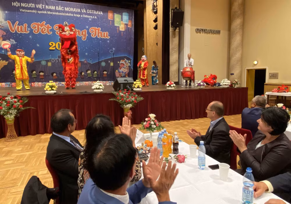 Mid-Autumn Festival organised for Vietnamese children in Ostrava ảnh 1