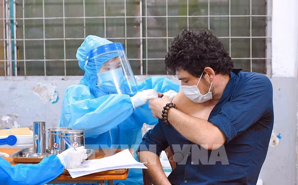 COVID-19: 4,000 foreigners vaccinated in Hanoi ảnh 1