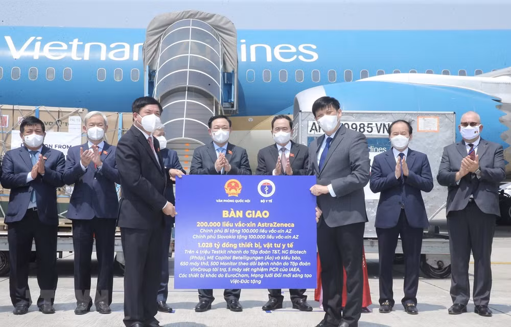 COVID-19 vaccines, medical equipment donated in NA leader’s trip handed over ảnh 1