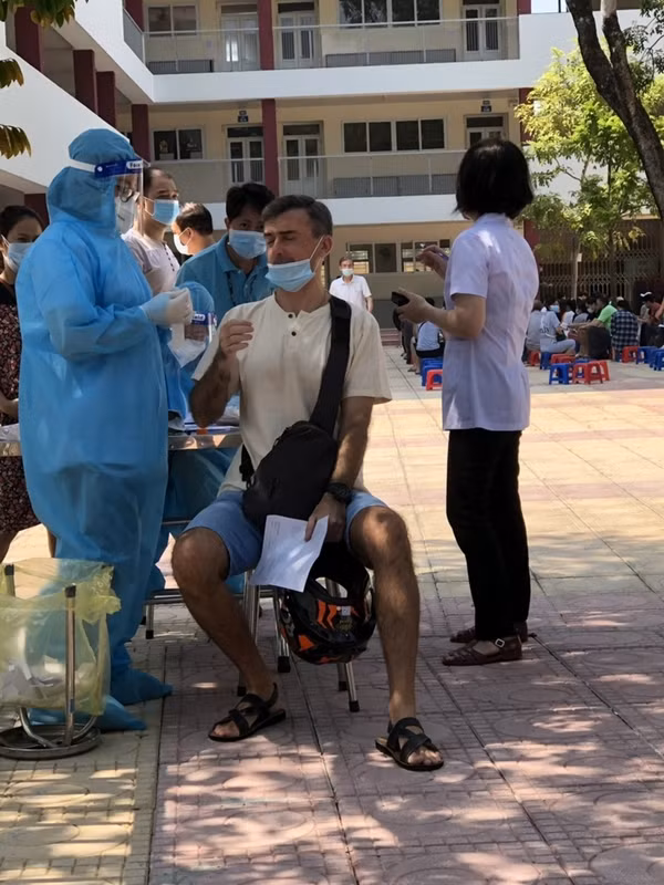 Foreigners in Hanoi delighted to get vaccinated against COVID-19 ảnh 2