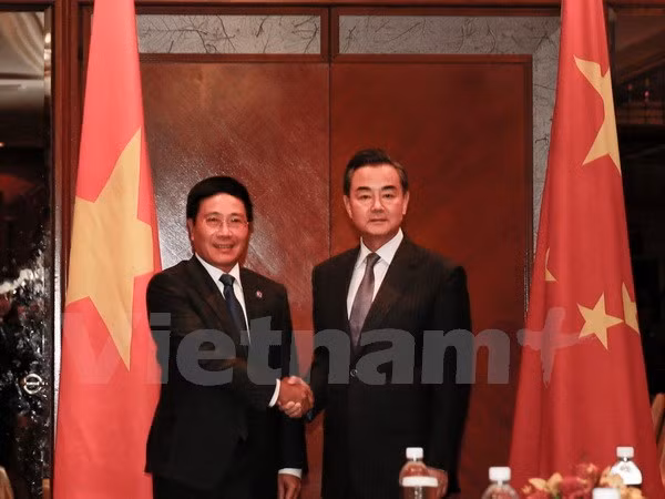  Vietnam, China FMs meet on sidelines of AMM 48 ảnh 1