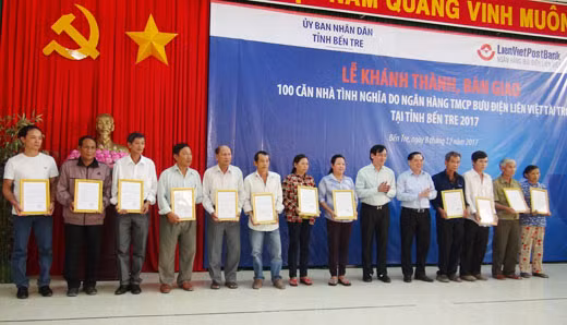 Ben Tre hands over 100 houses to policy beneficiaries ảnh 1