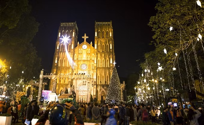 People nationwide celebrate Christmas ảnh 1