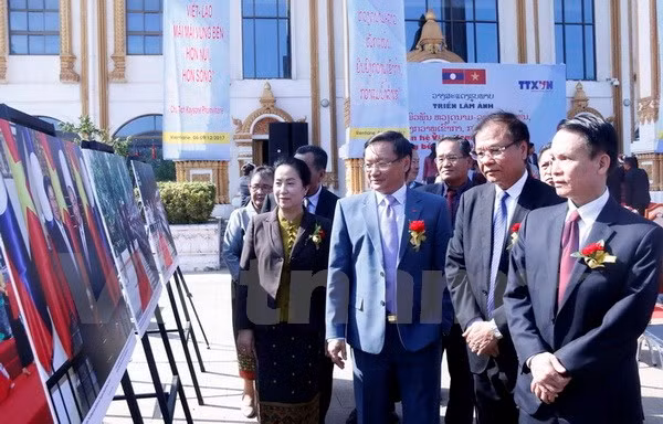 Photo exhibition on Vietnam-Laos relations opens in Vientiane ảnh 1