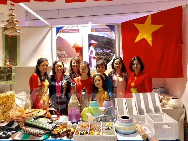 Vietnam attends international charity bazaar in Ukraine ảnh 1