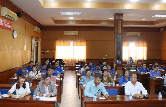 First Vietnamese course for Lao labour ministry staff opens ảnh 1