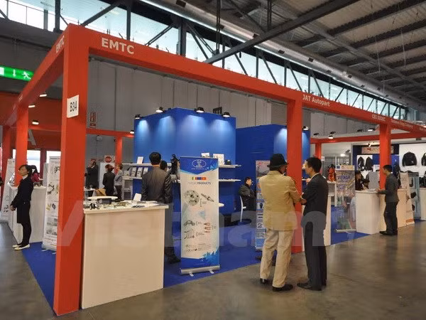 Firms display products at world’s biggest motorcycle show ảnh 1