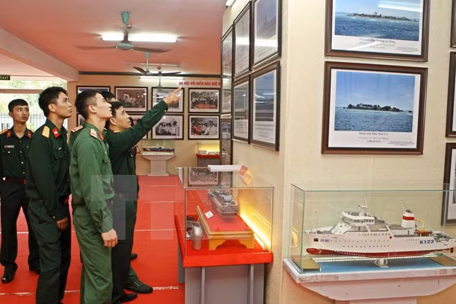 Exhibition on Truong Sa, Hoang Sa opens in Hanoi ảnh 1