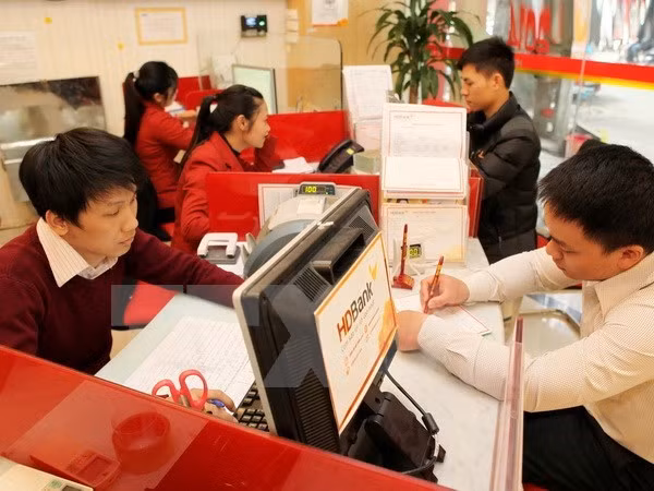 Improved economy helps Vietnamese banks ảnh 1