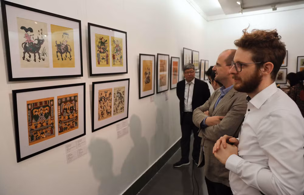 Exhibition introduces traditional, contemporary Dong Ho paintings ảnh 1
