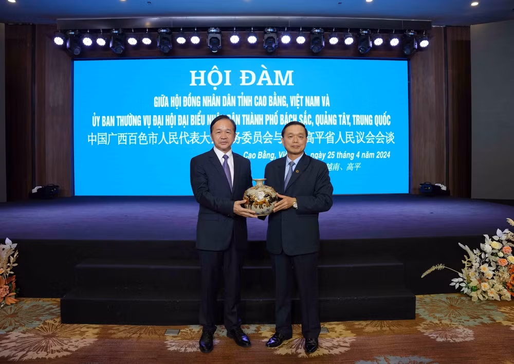 Cao Bang province, Baise city of China talk cooperation enhancement ảnh 1
