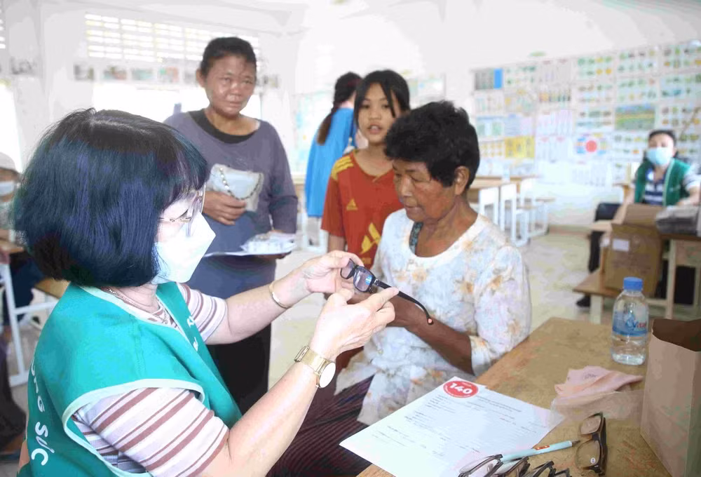 Vietnamese business offers health services to disadvantaged people in Cambodia ảnh 1