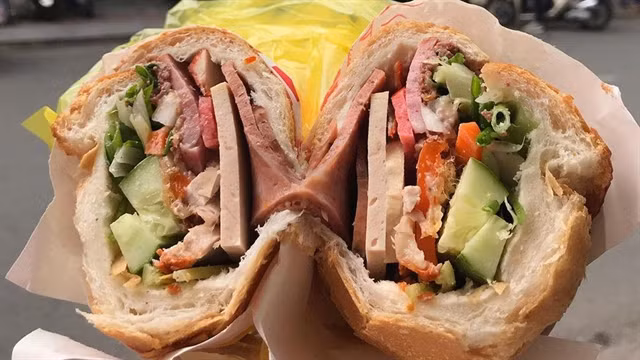 Vietnamese bread tops TasteAtlas world's 100 tastiest sandwiches rankings ảnh 1