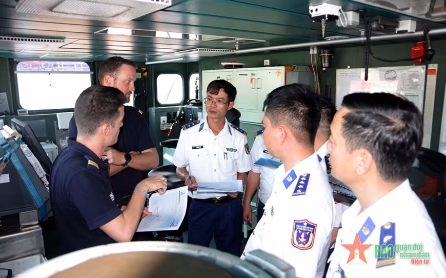 Vietnam Coast Guard, French navy's ship hold joint exercise ảnh 1