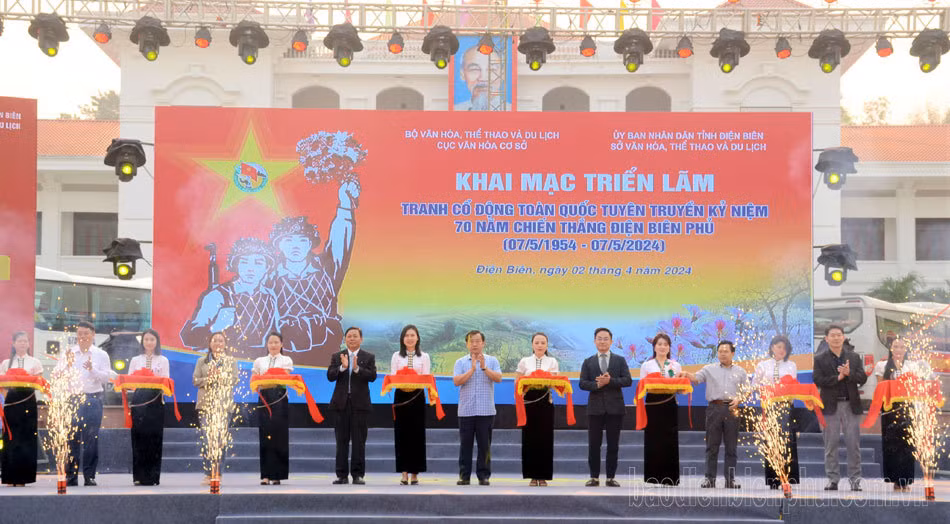 Large posters exhibited to mark Dien Bien Phu Victory ảnh 1