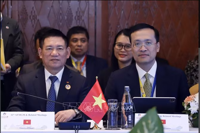 Vietnam joins ASEAN meetings with financial, monetary partners ảnh 1