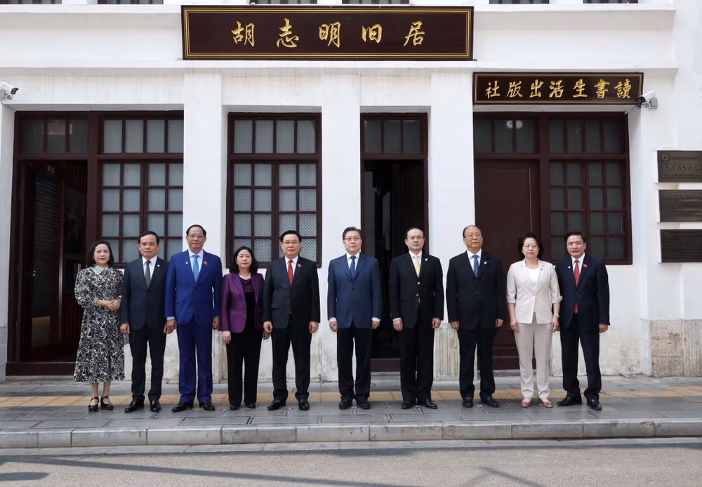 NA Chairman visits President Ho Chi Minh relic site in Kunming ảnh 2