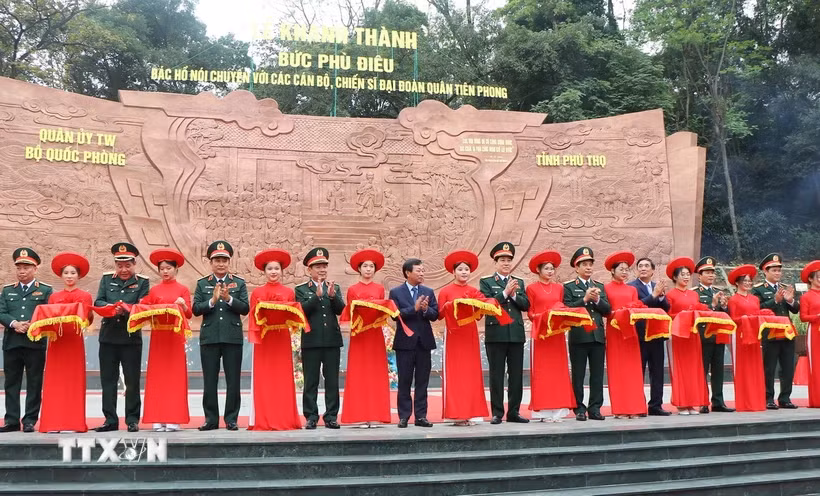 Bas-relief featuring talks between Uncle Ho and soldiers inaugurated ảnh 1