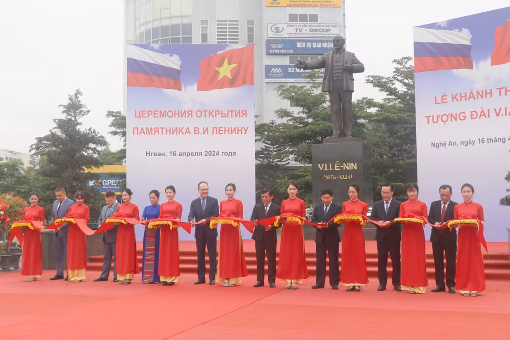 Russian province presents Lenin’s statue to Nghe An ảnh 1
