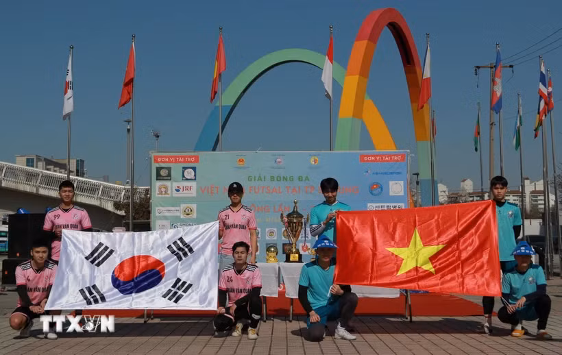Vietnamese community in RoK holds futsal tournament​ ảnh 1