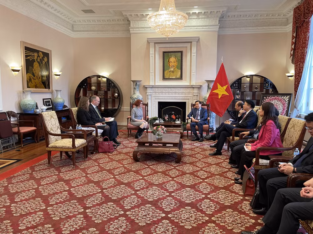 Deputy PM meets US officials, businesspeople ảnh 1
