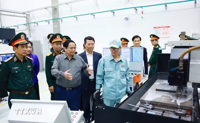 PM looks into Viettel high-tech defence industry operations ảnh 2 PM looks into Viettel high-tech defence industry operations ảnh 2