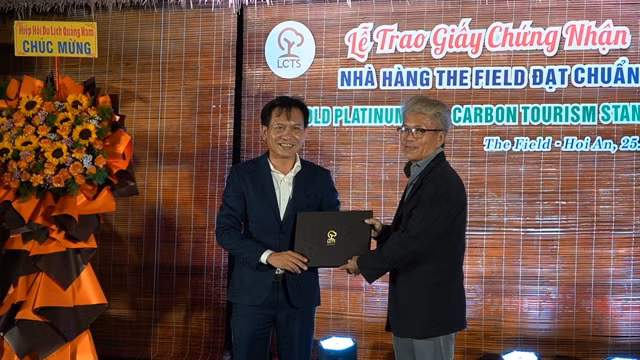 First low-carbon tourism certificate granted in Hoi An ảnh 1