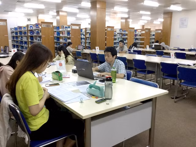 Many HCM City universities offer programmes in English ảnh 1