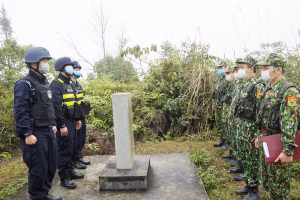 Border forces of Vietnamese, Chinese provinces hold joint patrol ảnh 1