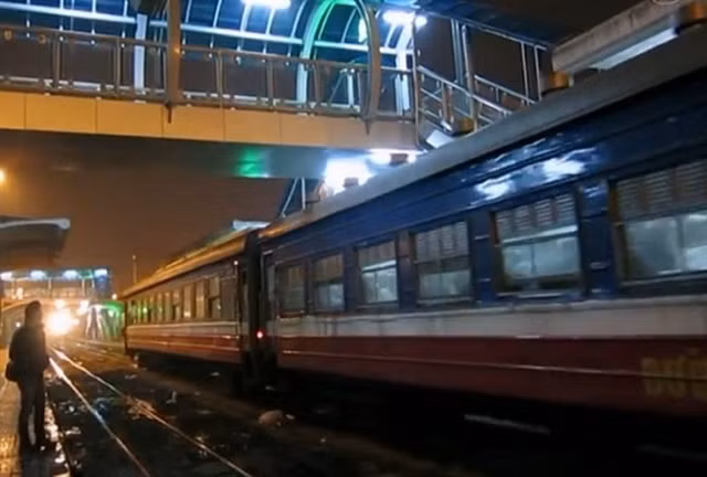 Railway companies temporarily suspend train routes ảnh 1