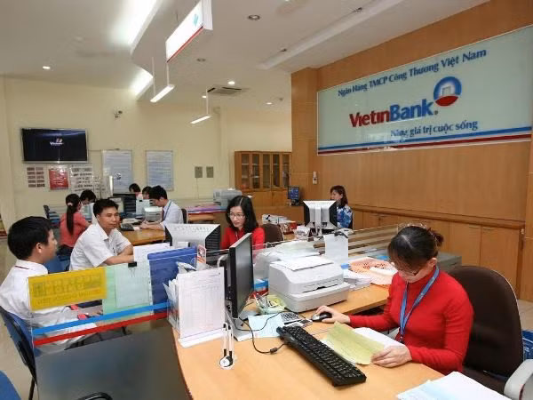Credit organisations lower deposit interest rate ảnh 1