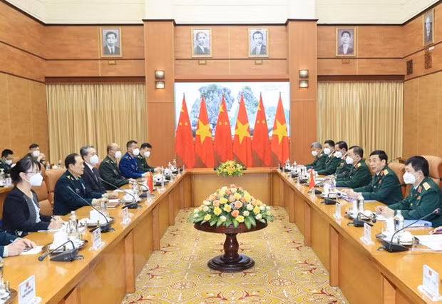 Vietnamese, Chinese defence ministers hold talks in Hanoi ảnh 2