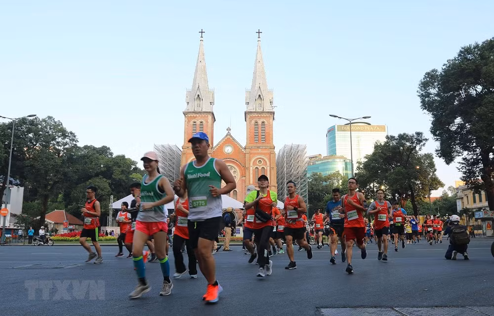 Over 13,000 runners take part in Techcombank HCM City Int’l Marathon ảnh 1