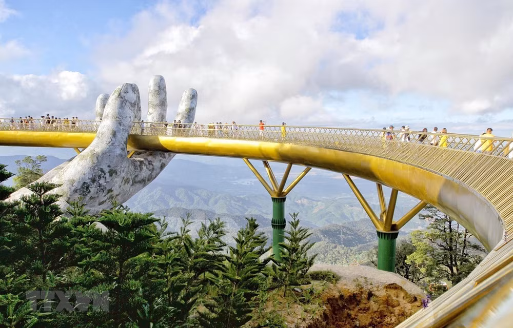 Da Nang’s Golden Bridge named in world’s new wonders by UK daily ảnh 1