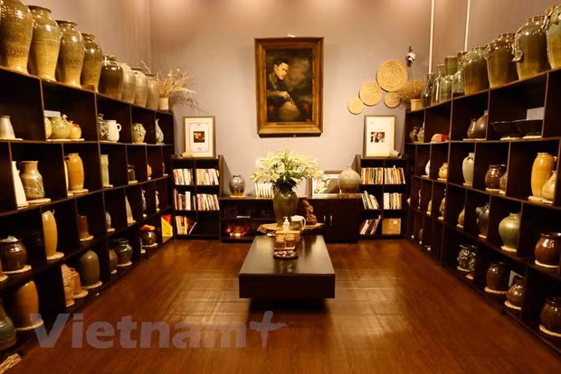 Craftsman works to spread the fame of Bat Trang pottery ảnh 4