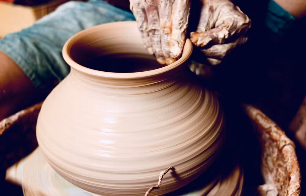 Craftsman works to spread the fame of Bat Trang pottery ảnh 1
