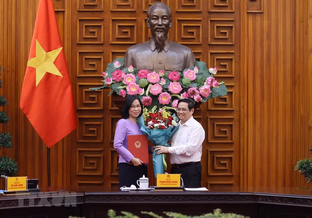 PM hands over decision appointing Vu Viet Trang VNA General Director ảnh 2