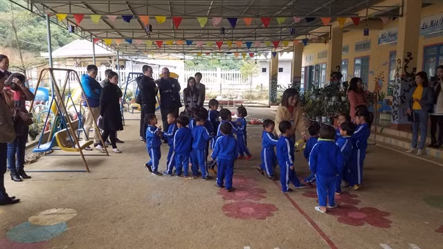 Belgium funds projects on governance, education in central region ảnh 1