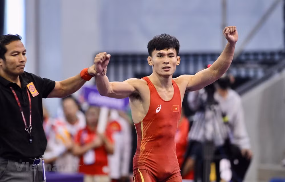 SEA Games 30: Wrestlers bring home three more gold medals ảnh 1