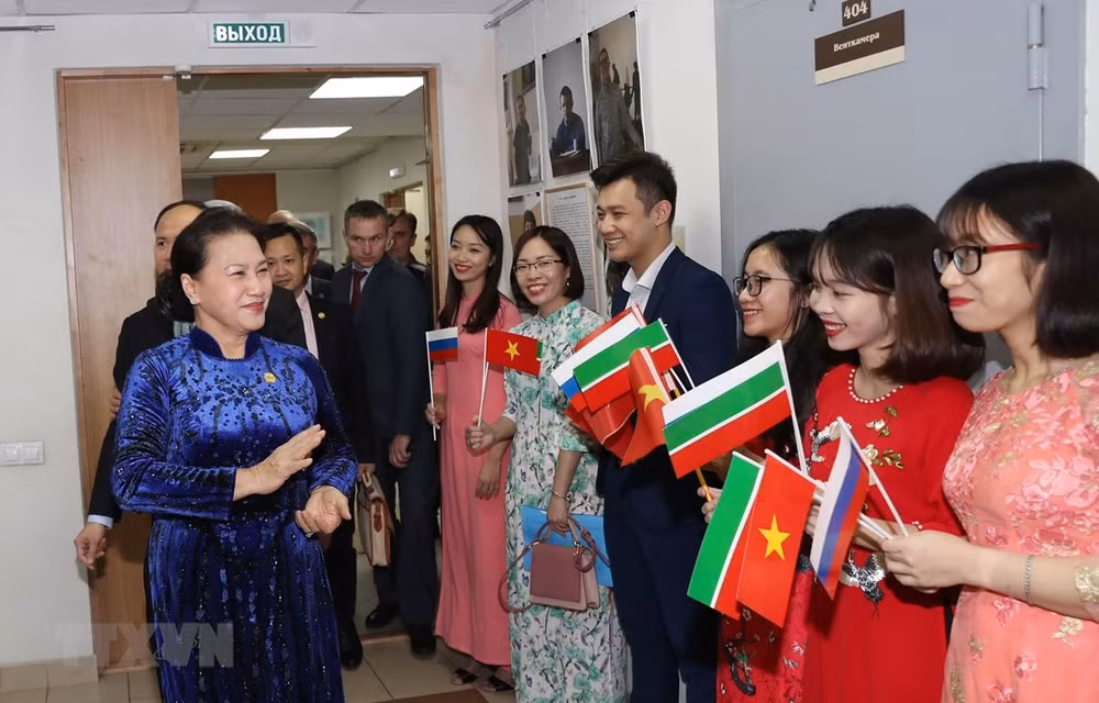 NA leader meets Vietnamese community in Tatarstan ảnh 1