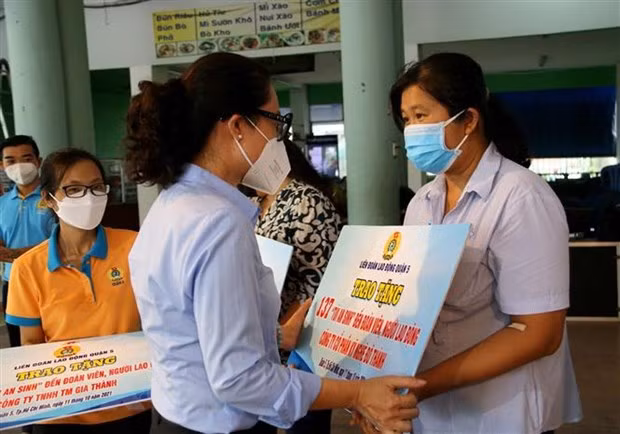 HCM City presents 200,000 welfare bags to disadvantaged workers ảnh 1