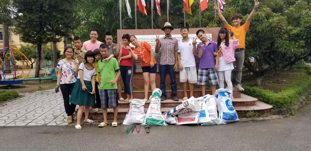 Hanoi’s young volunteers inspire eco-brick making ảnh 6